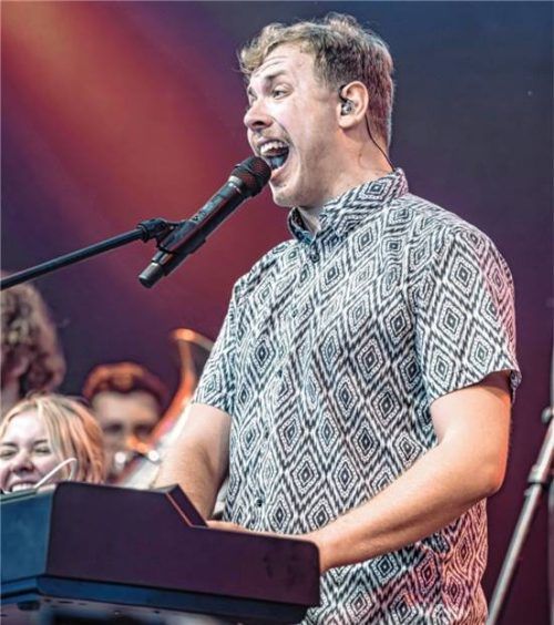 Mit Schlagzeug, Synthesizer und ein bisschen bayerischem Rap, hält Christian Gruber von LuegstoaC den Dialekt modern. Foto Andreas Rappolder