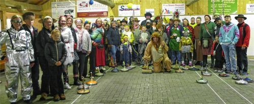 Mit vielfältigen Maskierungen und Kostümierungen trafen sich die Stockschützen zum Faschingsgaudi-Schießen. Foto  Bachmaier