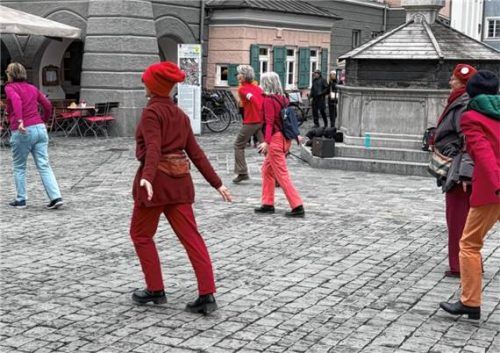 Mit vollem Körpereinsatz für die eigene Sache am weltweiten Aktionstag „One Billion Rising“.Foto “Omas gegen Rechts“