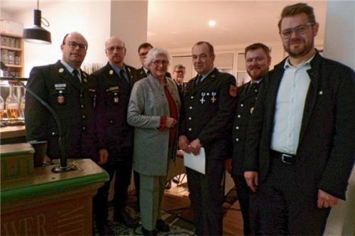 Nach den Ehrungen: (von links) Thomas Mertl, Harald Lechertshuber, Stefan Lasner, Ilse Preisinger-Sontag, Andreas Frauendienst, Benjamin Bliemhuber, Michael Hetzl.