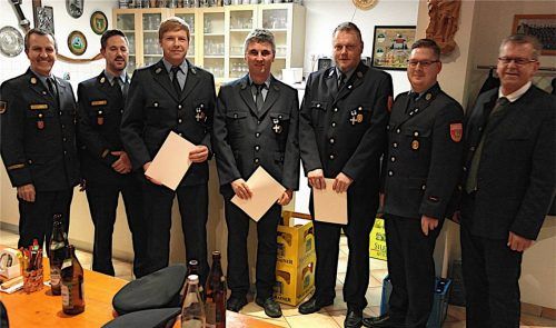 Nach der Ehrung im Lampferdinger Feuerwehrhaus freuten sich (von links): Kreisbrandrat Richard Schrank, Kreisbrandmeister Christian Schmidt, Josef Huber, Lorenz Hauser, Johann Ametsbichler, Kommandant Christoph Huber und Bürgermeister Georg Weigl. Fotos stelzer