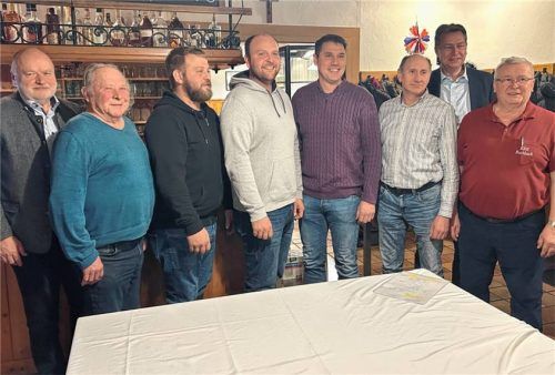 Nach der Siegerehrung: (von links) Bürgermeister Thomas Einwang, Gerhard Hahnreich, Lukas Giersbeck, Markus Maier, Martin Sickinger, Gerhard Söll, CSU-Bundestagsabgeordneter Stefan Mayer und der KRK-Vorsitzende Anton Maier.