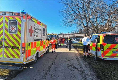 Nach einem Stallbrand bei Bad Feilnbach am 3. Februar war ein Großaufgebot an Rettungskräften im Einsatz. Foto Hadersbeck