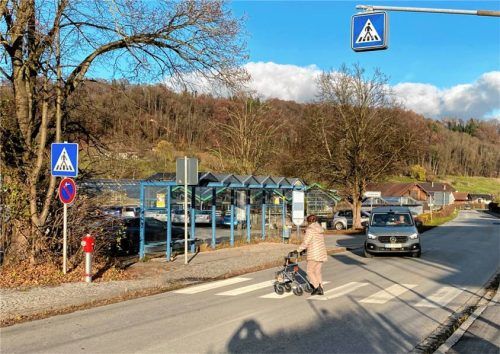 Nach Expertenmeinung kommt es vor allem auf die gute Wahrnehmbarkeit eines Fußgängerüberwegs an. Im Gegensatz zum Fußgängerüberweg beim Garser Rathaus sind über dem zwischen Mittelschule und Gymnasium zumindest helle Strahler für die Abend- und Nachtstunden angebracht. Foto Fuchs