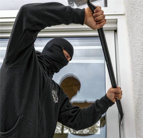 Nach mehreren Einbrüchen landeten zwei junge Männer aus der Region vor Gericht. (Symbolfoto) Foto  Dpa