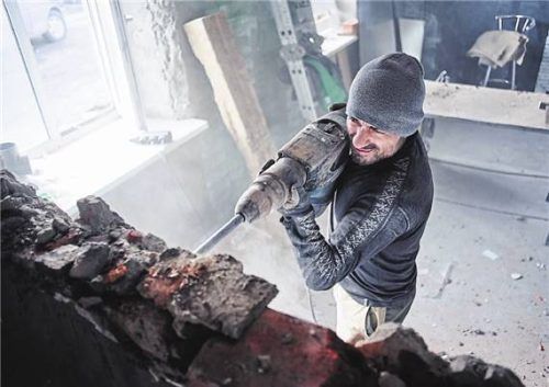 Nach umfassender Sanierung kann ein Altbau in Hinsicht auf die Mietpreisbremse wieder als neu gelten. Foto Smarterpix/amixstudio