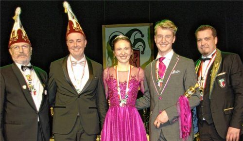 „Neu-Senator“ Christian Ellmayer (Zweiter von links) mit (von links) Senatspräsident Walter Kunze, Prinzessin Lisa, Prinz Marinus und Gildepräsident Stefan Seidl. Foto Hecht