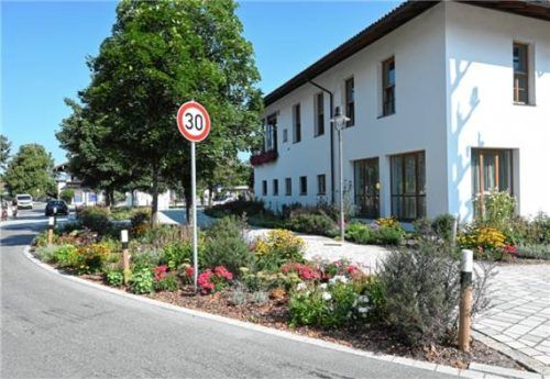 Neue Bepflanzung rund um das Rathaus.Foto Gemeinde