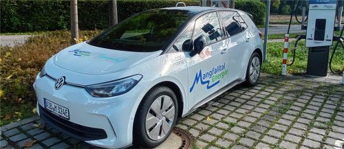 Neues Angebot: E-Auto an der E-Ladestation. Foto Gemeinde Feldkirchen-Westerham