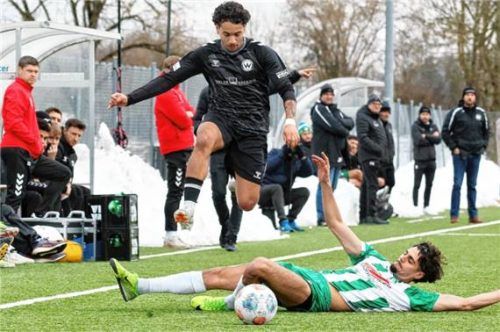 Noah Shawn Agbaje und der SV Wacker Burghausen übersprangen die Hürde Schalding-Heining.Foto Christian Butzhammer