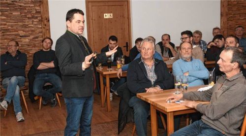 Norbert Schneider vom Landwirtschaftsministerium (stehend) berichtete beim Holzmannwirt vor Schweinezüchtern von Verstößen gegen den Tierschutz, die dem Ministerium gemeldet würden.Foto Fund