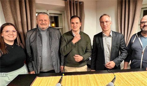 Offene Fragen, offene Antworten (von links) von der Landjugend Magdalena Schmidinger, CSU-Kandidat Emil Kirchmeier, Grünen-Kandidat Christoph Arz, Bürgermeister Robert Pötzsch (UWG) und Moderator Georg Stenger.Fotos  Kreibich