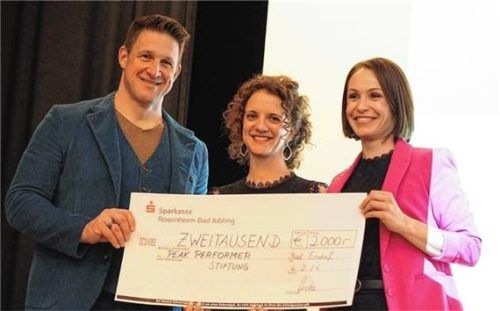 Olympiasieger zu Gast im Kultursaal Bad Endorf: Matthias Steiner (links) und Magdalena Neuner (rechts) unterstützen Diana Fuchs aus Brannenburg bei ihrer Aktion. Foto Re