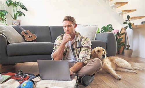 Online Flüge buchen: Das ist nicht immer einfach, doch findet man sein Schnäppchen, ist die Freude groß. Fotos Imago/Yay Images