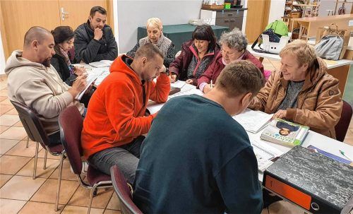 Organisiert von der Asylhilfe Bruckmühl trifft sich eine Gruppe Geflüchteter jeden Dienstagabend in den Räumen der evangelischen Freikirche Bruckmühl, um gemeinsam Deutsch zu lernen. Foto Paul/Asylhilfe Bruckmühl