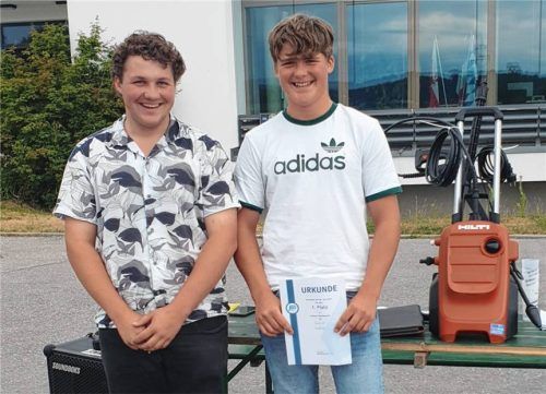 Ortsvorsitzender Lorenz Weber (links) mit dem Sieger der Parkourfahrt, Baptist Stadler. Foto re
