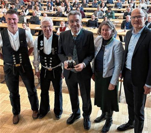 Otto Lederer, Landrat des Landkreises Rosenheim, freute sich als ehemaliger Lehrer über die guten Ausbildungszahlen im Zimmererhandwerk und bekam von Präsident Peter Aicher einen „Timmy“ aus Holz überreicht. Unser Bild zeigt (von links) Bezirksvorsitzenden Oberbayern Thomas Pichler, Präsident LIV Peter Aicher, Landrat Otto Lederer, Repräsentantin der Unternehmerfrauen Brigitte Bscheider und Hauptgeschäftsführer LIV Kai Gajewski.Foto liv