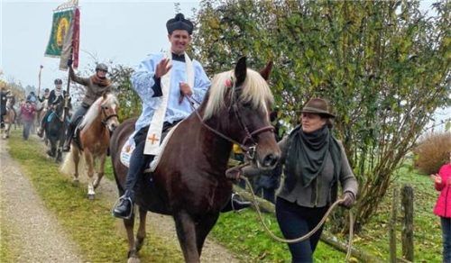 Pater Vasile hielt beim Leonhardiritt in Guntersberg den Festgottesdienst ab. Beim Umritt nahm er gleich auf dem Rücken eines Pferdes teil.Foto Mair