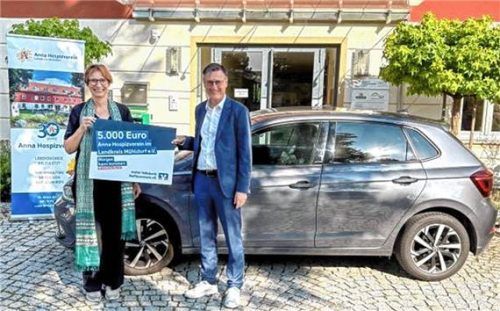 Petra Zimmermann-Schwier, Geschäftsführerin des Anna Hospizvereins und Regionaldirektor Jürgen Wallner bei der symbolischen Spendenscheckübergabe.Foto  re