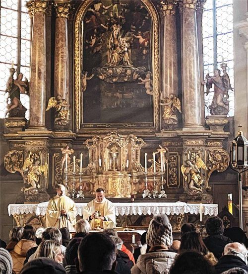 Pfarrer Bibinger zelebriert den Gottesdienst zum Christkönigssonntag. Foto Burlefinger