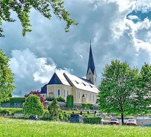 Pfarrkirche St. Laurentius in Bernau erhebt sich vor einem dramatischen Himmel. Foto hö