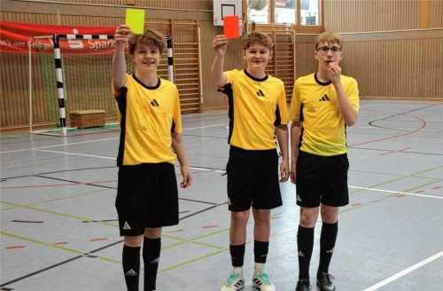 Pfeifen mit Respekt: Leonhard, Maxi und Moritz, drei junge Schiedsrichter vom Sportverein Vogtareuth (von links). Foto  Poll