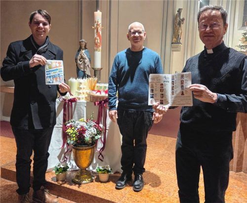 Präsentieren den Flyer zur anstehenden Stadtkirchenratswahl in Kolbermoor: (von links) Stadtkirchenratsvorsitzender Leonhard Sedlbauer, Diakon Matthias Mitlöhner und Stadtpfarrer Maurus Scheurenbrand. Foto re
