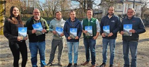 Präsentierten das Magazin: (von links) Melanie Babl, Markus Wagner, Johannes Kallsperger (Agentur Murner und Wagner), Josef Späth (Traunstein), Max Felber (Grassau), Bernhard Truck (Siegsdorf) und Wolfgang Helldobler (Bergen). Foto  Urlaubswelt Chiemgau