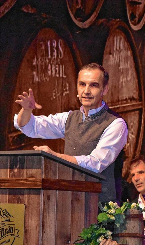 Premiere gelungen: Stefan Kröll bei seinem Debüt als Prediger bei der Starkbierprobe von Auerbräu. Fotos Schlecker