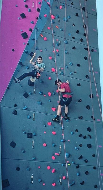 Profikletterer Sebastian Horn (links) und Korbinian, Schüler am Förderzentrum Aschau, klettern gemeinsam in der Aschauer Kinderklinik. Foto Kirchner