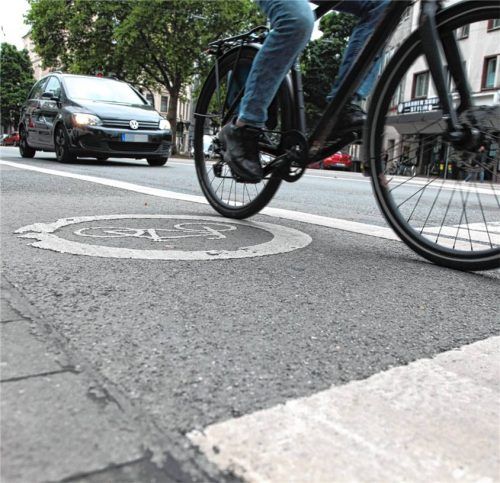 Radstreifen sind ein guter Anfang, doch Ingwar Perowanowitsch spricht sich für geschützte Fahrradwege aus. Foto IMAGO / Funke Foto Services