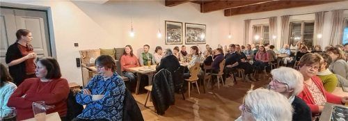 Rappelvoll war die Gaststube in der „Alten Zollstation“. Die Referentin des Abends, Alica Cwikla (links stehend) hielt einen Vortrag über „gute Vorsätze und den Schweinehund“. Foto  Künzner-Hingerl
