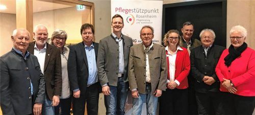 Referenten und politische Vertreter der Gemeinde Aschau: (von links) Philipp Ramming (Seniorenbeauftragter Aschau), Michael Andrelang (Zweiter Bürgermeister), Monika Schmid (Dritte Bürgermeisterin), Elmar Stegmeier (Fachlicher Koordinator des Netzwerks), Bürgermeister Simon Frank, Ralf Ahlmann (Sprecher des Seniorenbeirats), Nicole Hübel (Leiterin Pflegestützpunkt Rosenheim), Kreisrat Walter Pakulat, Dr. Dr. Klaus Piwernetz und Christa Ramsauer (Behindertenbeauftragte Aschau).Foto Dachs