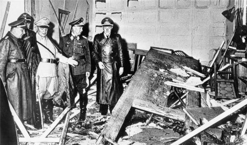 Reichsmarschall Hermann Göring (helle Uniform) und der Chef der „Kanzlei des Führers“, Martin Bormann (links), begutachten die Zerstörung im Raum der Karten-Baracke im Führerhauptquartier Rastenburg, wo Oberst Stauffenberg am 20. Juli 1944 eine Sprengladung zündete, mit der Absicht, Hitler zu töten. Foto dpa