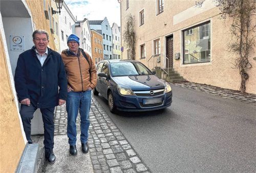 Reinhard Gruber (links) und Reinhard Graser zeigen, wie nah sich Fußgänger und Autofahrer in Kraiburg kommen. Deshalb setzen sich beide für Tempo 30 auf fünf Kraiburger Straßen ein. Foto Lohmann