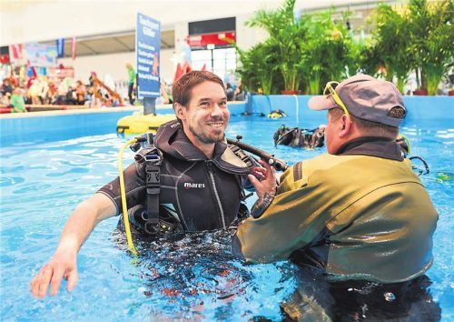 Reinhard Pfeiffer (l., kl.F.) leitet mit Stefan Rummel die Messe München. Aktion: Schnuppertauchen auf der f.re.e (gr.F.). Fotos Messe München, Imago/Imagebroker/Pond5 Images