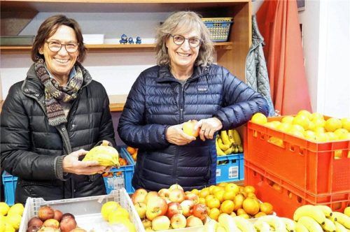 Renate Steinbichler (links) und Barbara Pömsl sorgen für das Angebot bei der Tafel Wasserburg und leiten die rund 40 Mitarbeiter.Foto Weithofer