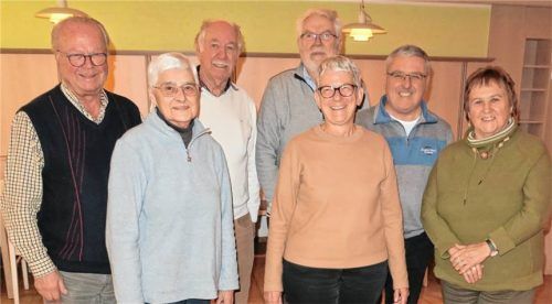 „Rennleiter“ Josef Davanzo und die freudestrahlenden Gewinner Traudl Kurz, Günther Fröschl, Mike Niggl, Uschi Kreudler, Werner Dasch und Inge Schreiner (von links).Foto Baumann