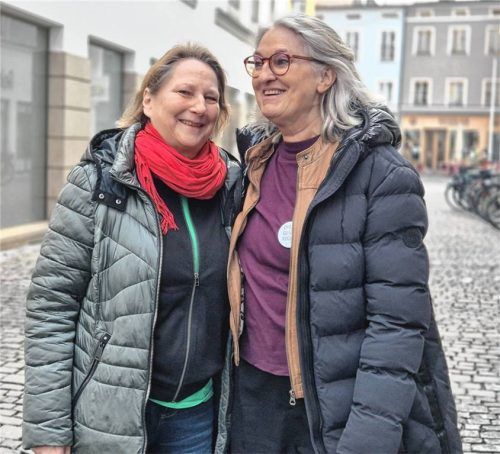 „Rosenheim hinkt gnadenlos hinterher“, was den Schutz von Frauen anbelangt, die von Gewalt bedroht sind, kritisieren Claudia Lübbert (rechts) und Cordula Meyer-Erben von der Rosenheimer Initiative „Omas gegen Rechts“. Foto Aberle