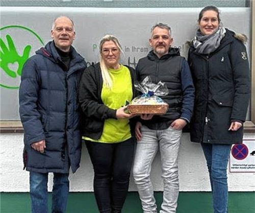 Salz und Brot zum Einzug: (von links) Wirtschaftsreferent Sascha Klein, Nadine Praßberger, Enrico Böhmer und Bürgermeisterin Irene Biebl-Daiber.Foto . re