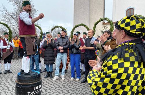 Schäfflermeister Sepp Herzog bei seiner humorvollen Schlussrede. Foto meindl