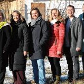 Drei Frauen gehen vorneweg