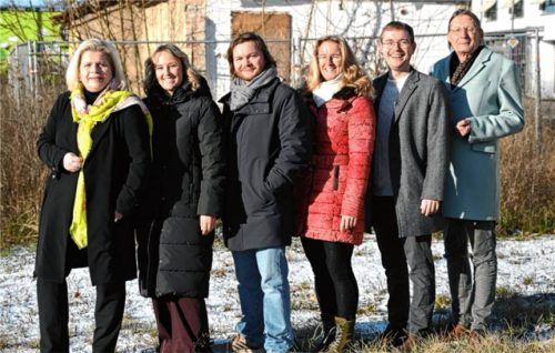 „Schluss mit der Baisl-Brache! Wir packen an für Ampfing“, heißt die Devise der FDP-Liste für den Gemeinderat Ampfing (von links) Sandra Bubendorfer-Licht, Pia Heinzel, Karl Licht junior, Eva Maria Frohnwieser, Clemens Holzmeister und Karl Licht senior Foto re