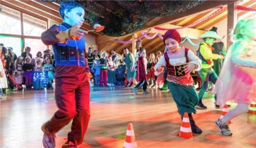 Schön langsam! Kinder konzentrieren sich beim Eierlaufen. Foto flug