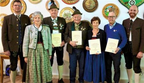 Schützenmeister Fredi Überegger (von links) und Zweite Gauschützenmeisterin Vroni Huber beglückwünschten Manfred Guggelberger für 50 Jahre, Hans Mader (60), Carol Hatzenbühler und Gerald Kroschinski für je 25. Es gratulierte auch Zweiter Schützenmeister Robert Hallweger.Foto  Krammer