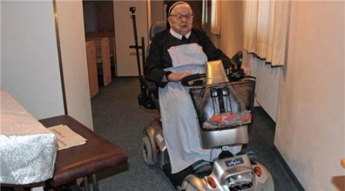 Schwester Engelberta startet ihr Elektromobil in der Hauskapelle. Dort stellt sie es ab, wenn sie es gerade nicht benötigt, um sich innerhalb der Stiftung zu bewegen.