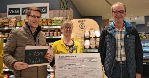 Sebastian Noichl (links) freute sich über 1.000 verkaufte Schokoladentafeln, die auch im Edeka-Markt von Filialleiterin Christina Naber verkauft werden. Der Erlös geht an die Achentaltafel mit Leiter Jürgen Branz. Foto Eder