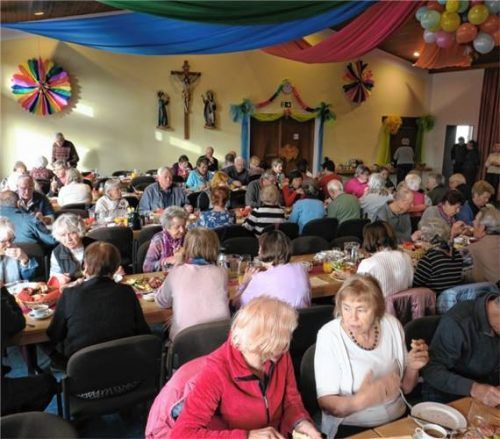 Sehr gut besucht war die Senioren-Frühstücksrunde im faschingsmäßig-bunt dekorierten Pfarrsaal Herz Jesu. Foto Baumann