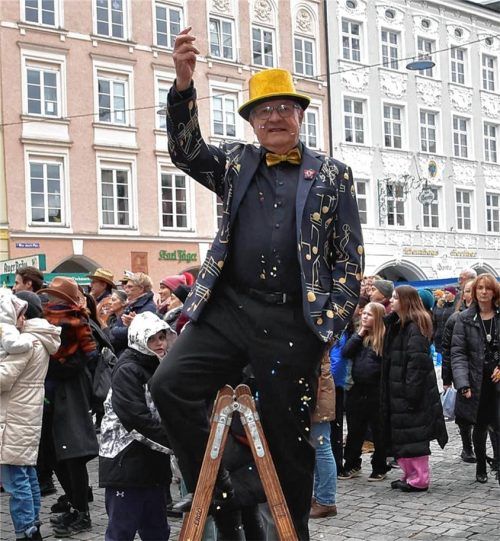 Seit 20 Jahren kümmert sich Helmut Müller um das Faschingstreiben am Faschingsdienstag auf dem Rosenheimer Max-Josefs-Platz. Foto Schlecker