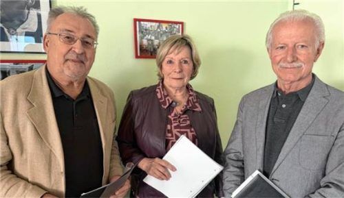 Seniorenbeauftragter Dieter Bräunlich (rechts) unterstützt Raimund Zinkl und Barbara Schwertfeger. Foto Kotter